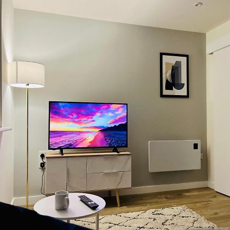 Fantastic One Bedroom Apartment Near Old Trafford Stadium Manchester Eksteriør billede